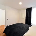 Lavir Apartment With Parking