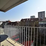 Lavir Apartment With Parking