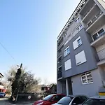 Lavir Apartment With Parking